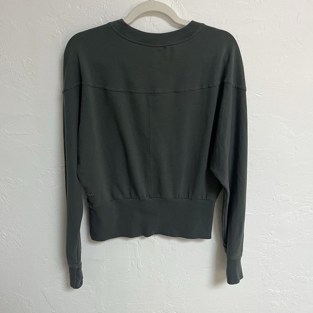 Athleta Women's Green Pullover Sweatshirt Size Medium Crop Thumb holes Crew Neck - Picture 2 of 8